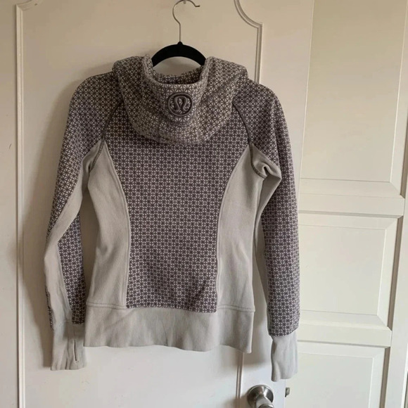 - Lululemon scuba jacket cream  and taupe color. Size 4 - Picture 3 of 9